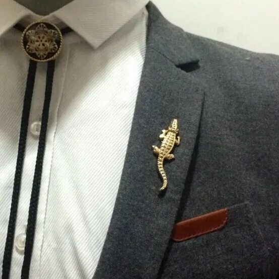 Заколка на лацкан пиджака. Мужская брошь на пиджак. Ermenegildo zegna шестипуговичный костюм. Костюм ermenegildo zegna n6x101180. Брошка на пиджак мужской.