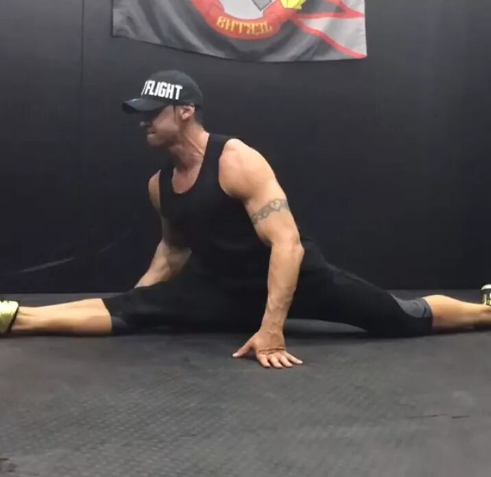 Шпагат мужской. Парень садится на шпагат. Поперечный шпагат мужчины. Парни садятся на шпагат. Парень садится на шпагат.