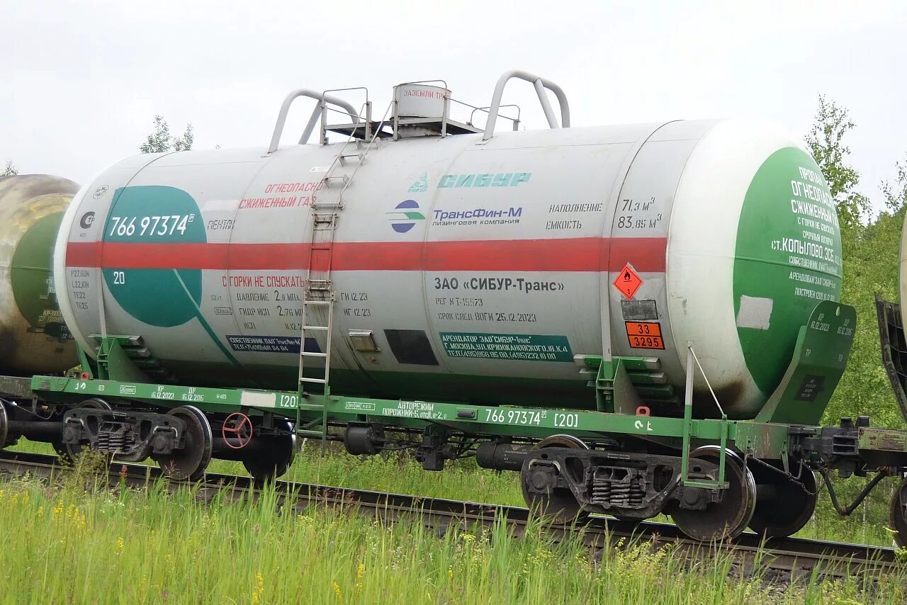 Вагон-цистерна для суг пропан бутан. Вагон цистерна сжиженный газ. Цистерна для сжиженных углеводородных газов. Вагоны-цистерны для сжиженных газов. Цистерна для перевозки газов.