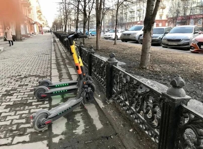 Какого числа уберут самокаты. Whoosh самокаты новокузнецк. самокат на улице. электросамокат на улице. новокузнецк электросамокаты.