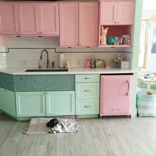 Кухня зеленая розовая