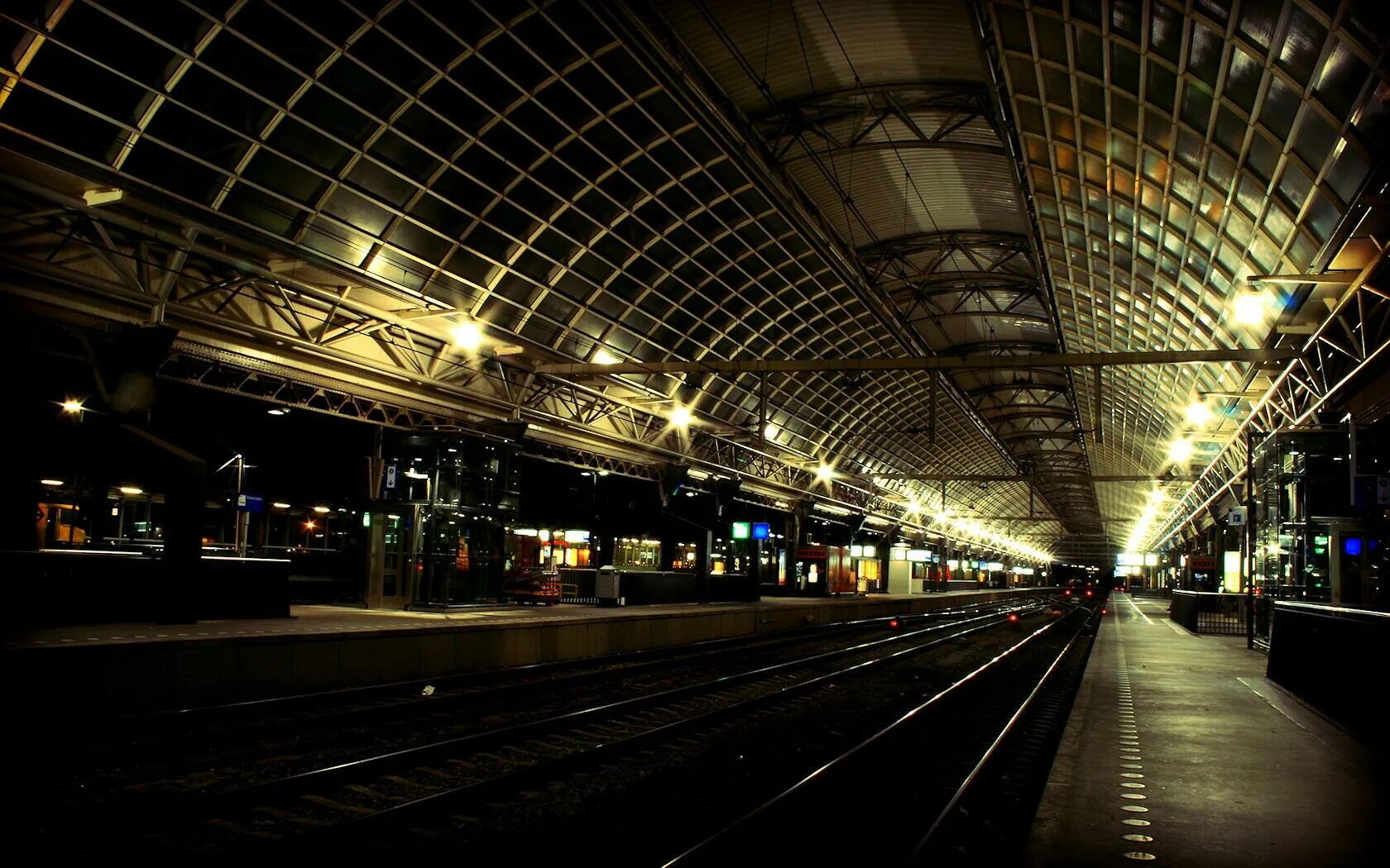 Railway Station – станция вокзала. Ночной перрон ночной вокзал. Перон ЖД вокзал Киевский. Ночной Московский вокзал Перон.