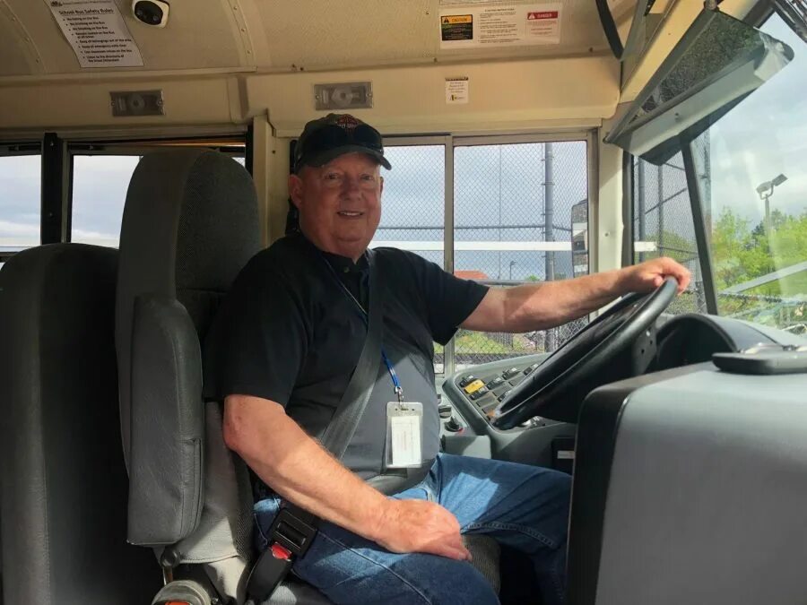 The bus driver was. Bus driver. водитель школьного автобуса. водитель школьного автобуса картинки. автобус траст.