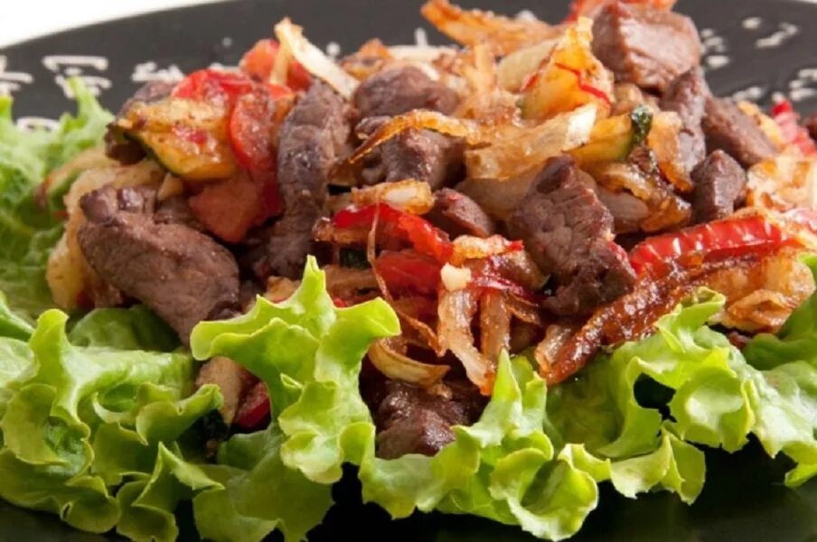 Салат с говядиной рецепт с фото. Салат с говядиной и овощами. Горячий салат с говядиной. Салат с обжаренной говядиной. Салат к мясу жареному.