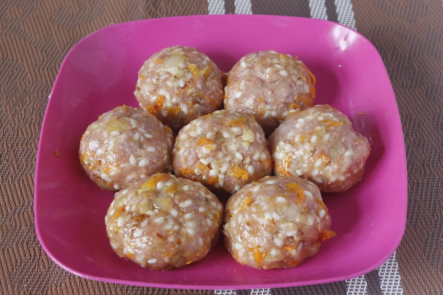 Куриные ежики с рисом в духовке. Тефтели ежики. ёжики из фарша. ёжики из фарша с рисом. тефтели ёжики с рисом.