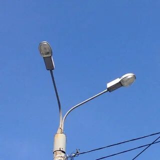 Установка уличных светильников на столбах