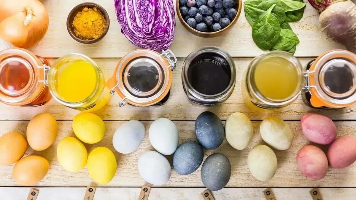 Как красить яйца пищевым красителем. Натуральные красители для яиц. Красители пищевые натуральные. Пасхальные яйца натуральные красители. Окрашивание яиц натуральными красителями.