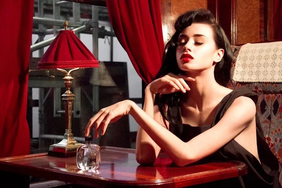 деловая женщина в очках. шикарный образ. интеллигентная девушка. интеллигентная девушка. дольче габбана с бьянкой.