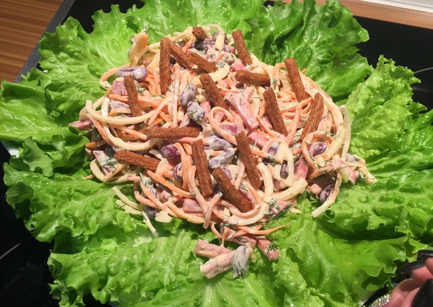 Салат с морковкой по корейски и сухариками. Салат с корейской морковью. салат с корейской морковью и сухариками. салат с корейской морковкой и колбасой. мясной салатик с корейской морковкой.