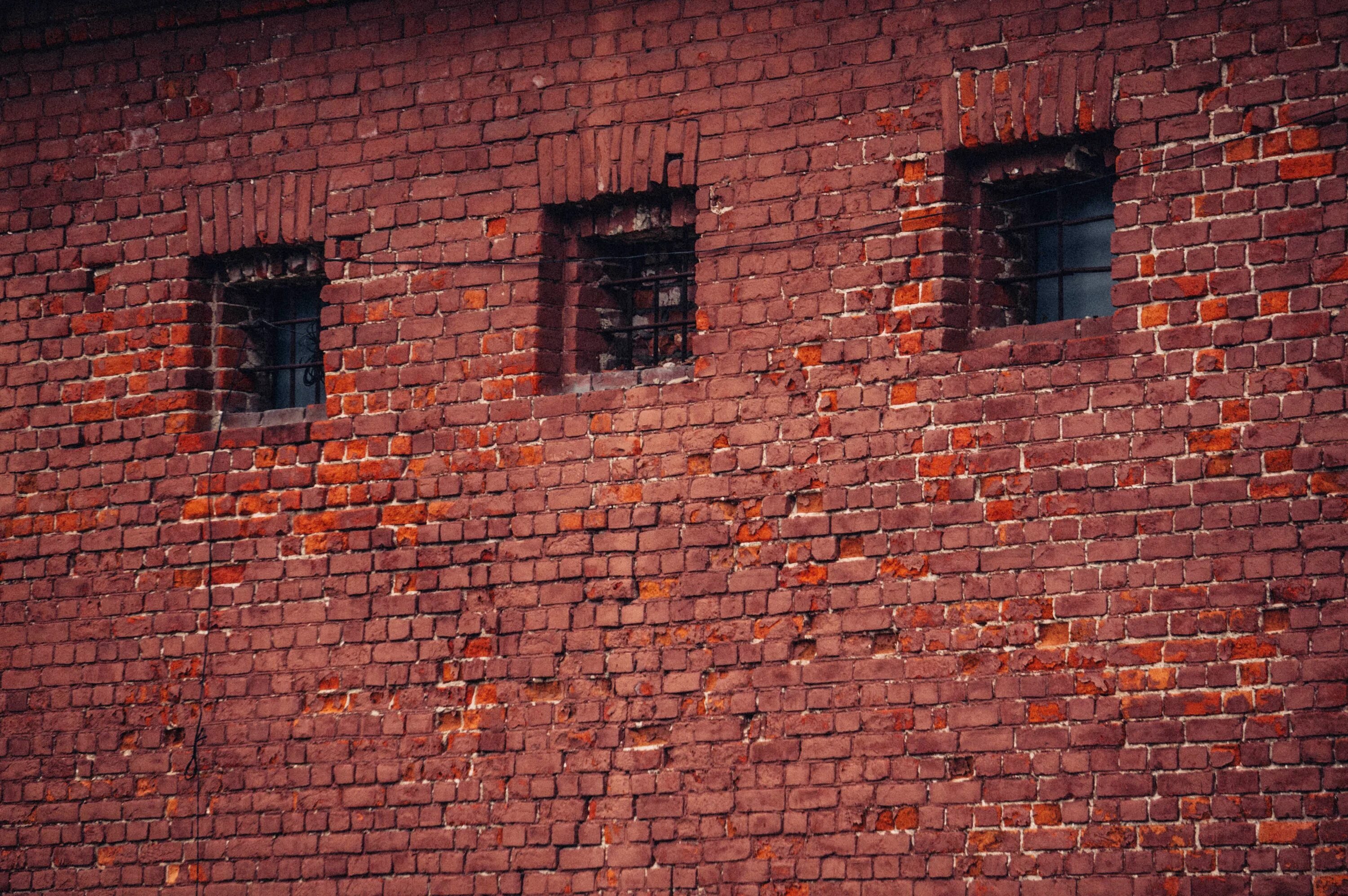 Город стена красная. Кирпичная стена. Стена здания. Старый красный кирпич. Разрушенная кирпичная стена.