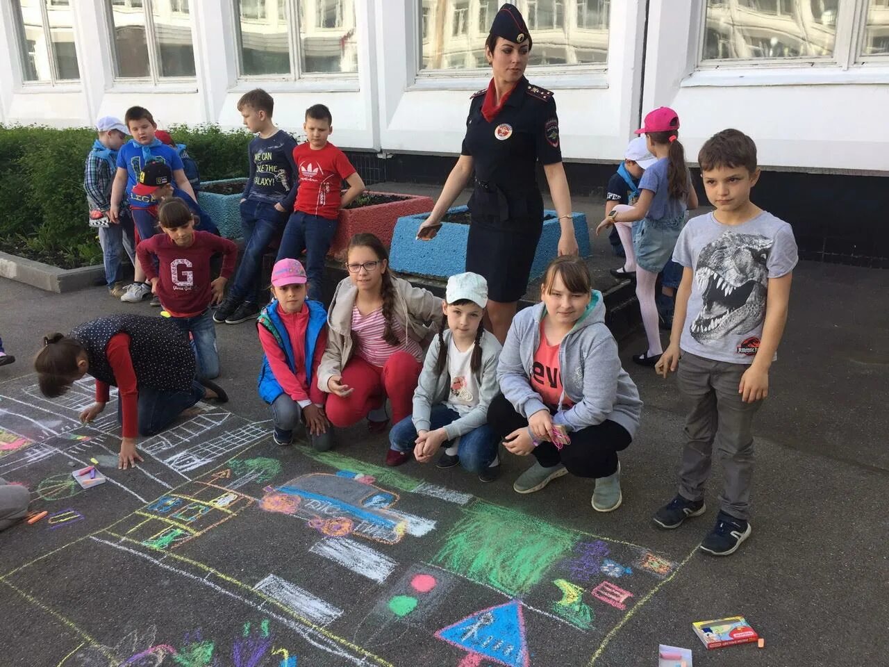 Рисование на улице. Онлайн смена «культурные каникулы». Зеленоградские школы школы. Онлайн смена «культурные каникулы». Зеленоград каникулы.