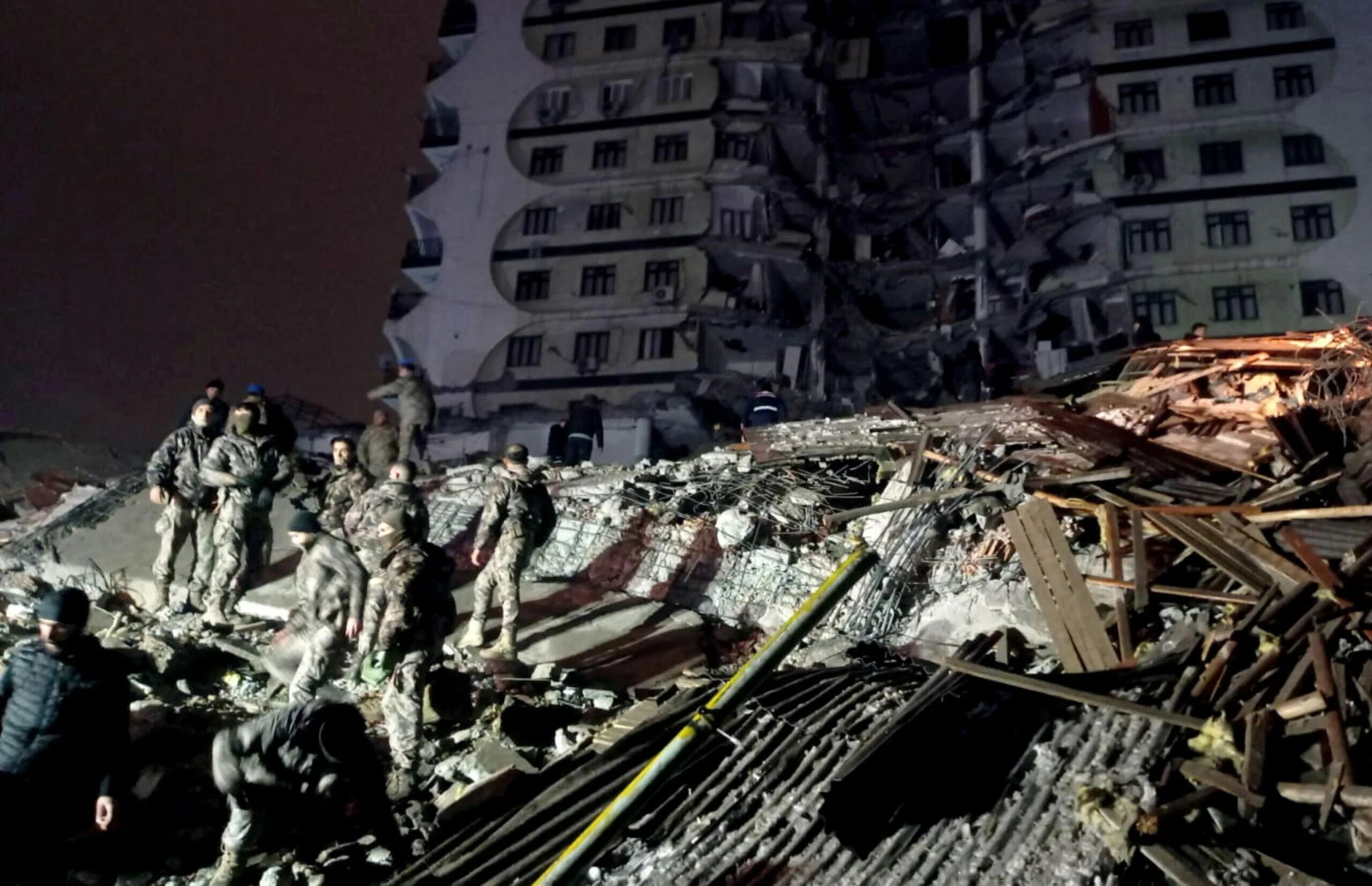 Землетрясение в Турции 2023. Юг Турции землетрясение. Турция землетрясение сейчас 2023. Разрушенное здание.
