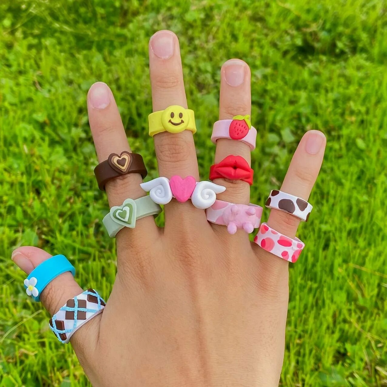 Идеи для колечек. Кольцо из бусин. Кольца из бисера. Кольца из глины инди кид. К̠о̠л̠ь̠ц̠о̠ и̠з̠б̠и̠с̠и̠р̠а̠.