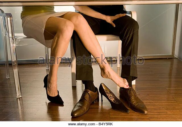 Монета в туфле. Ноги в снегу. Ходьба по снегу. Под ногами 5. Монетки на обуви.