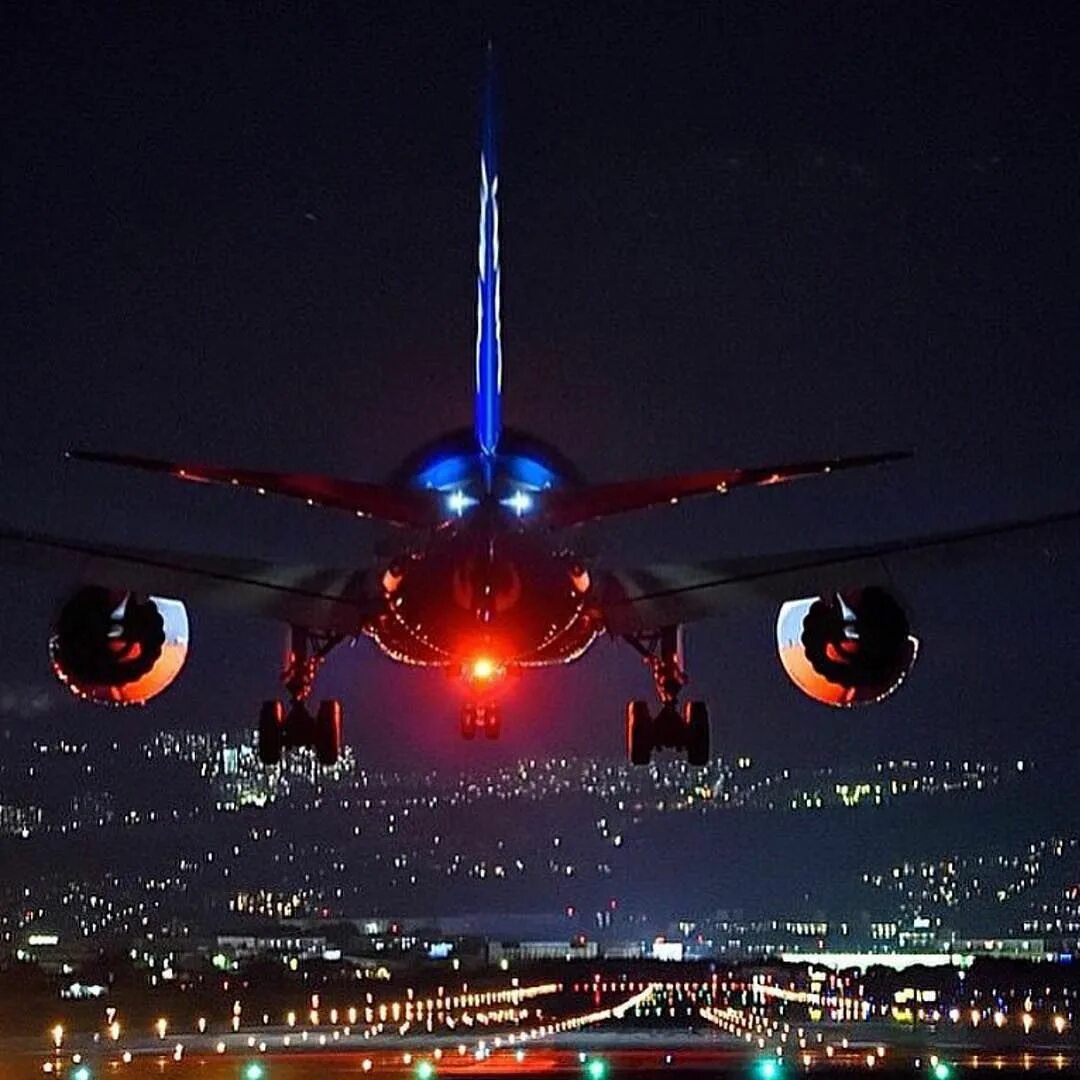 Самолет ночью. Boeing 787 dreamliner ночью. Самолет в огне. Боинг 737 макс ночью. Самолет в ночном аэропорту.