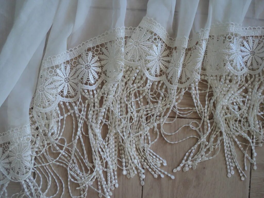 Стеклярус для штор. Шторы нитяные string fashion. Тюль с бахромой. Шторы с бахромой в интерьере. Бахрома для штор.