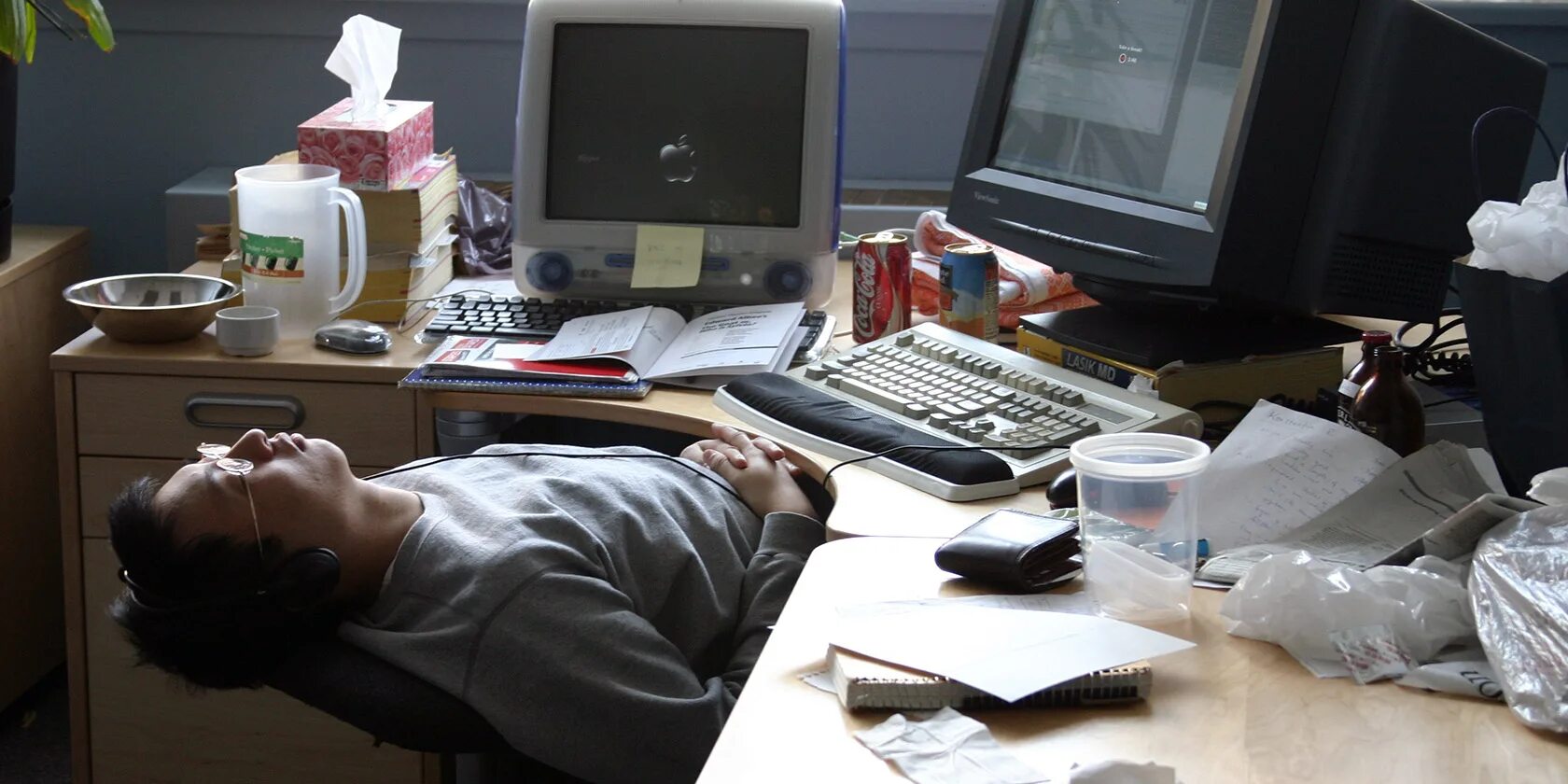 Мужчина и женщина за компьютером. Шутки про ночную смену. Ночь спать. Жена работает ночью. Женщина в депрессии.