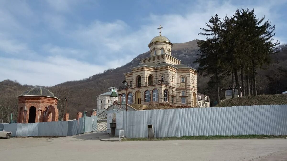 Гора бештау мужской монастырь пятигорск. Пятигорск монастырь на горе Бештау. Успенский Второафонский монастырь Пятигорск. Второафонский монастырь Бештау. Успенский Второафонский монастырь на горе Бештау.