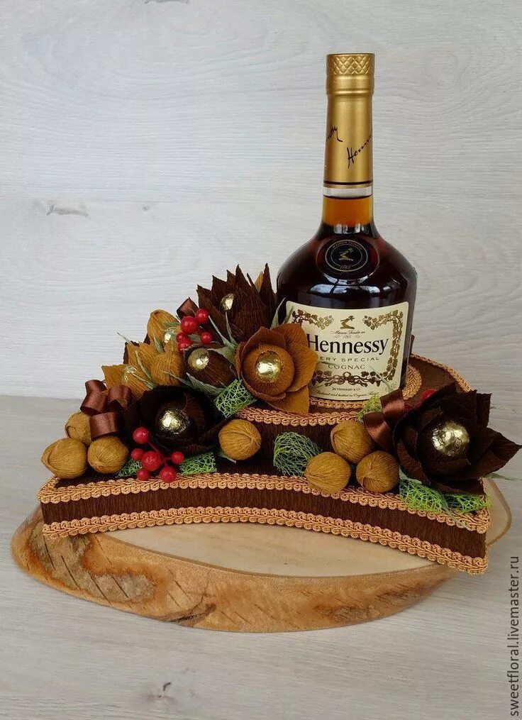 Подарок бутылка коньяка. Украшение бутылки коньяка. Украшение бутылки коньяка. Украшение бутылки коньяка. Пушка из конфет и коньяка.