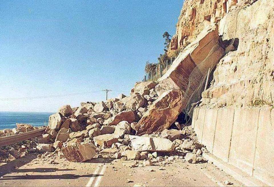 Скалистая местность. Оползни. Геологический разлом. Тропа в горах. Горных пород камнепад.