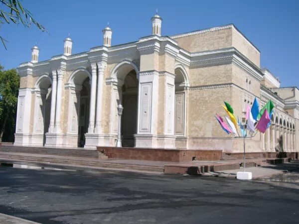 Театр алишера навои в ташкенте. Архитектура театра алишера навои в ташкенте. Национальный парк алишера навои ташкент. Театр навои в ташкенте. Театр оперы и балета ташкент.
