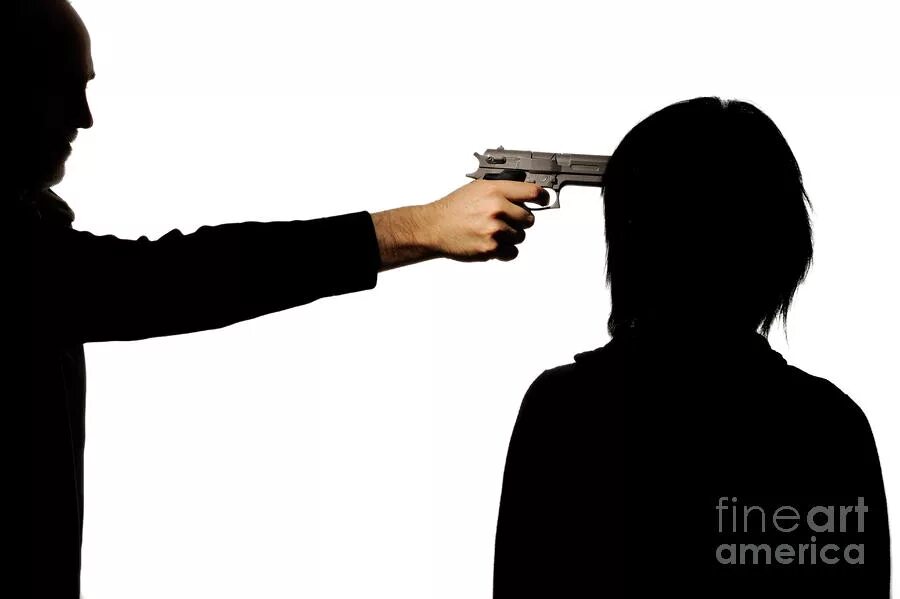 Приставил пистолет к голове. Приставил пистолет к голове. Пистолеты из фильмов. Человек приставил пистолет к виску. Следующий приставил.