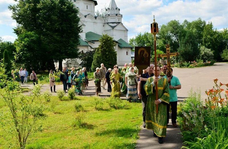 Православная троица. Храм в день святой троицы. Украшение на троицу. Троица в троицке 2024. Храм живоначальной троицы в троицке фото.