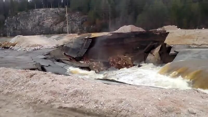 Река ушла под землю. Река североуральск. обвалы на реках. река уходит под землю. оползень на речку.