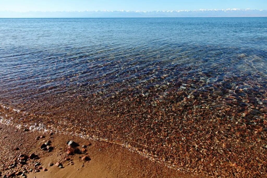 Какая вода в иссык куле. Озеро иссык-куль. берег озера иссык куль. исилькуль казахстан озеро. аслыкуль киргизия.