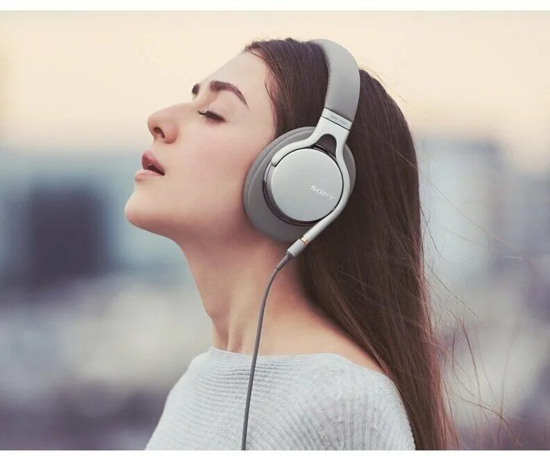 наушники ютуб. гарнитура с микрофоном. девушка в наушниках. владимир коршок. наушники в банке.