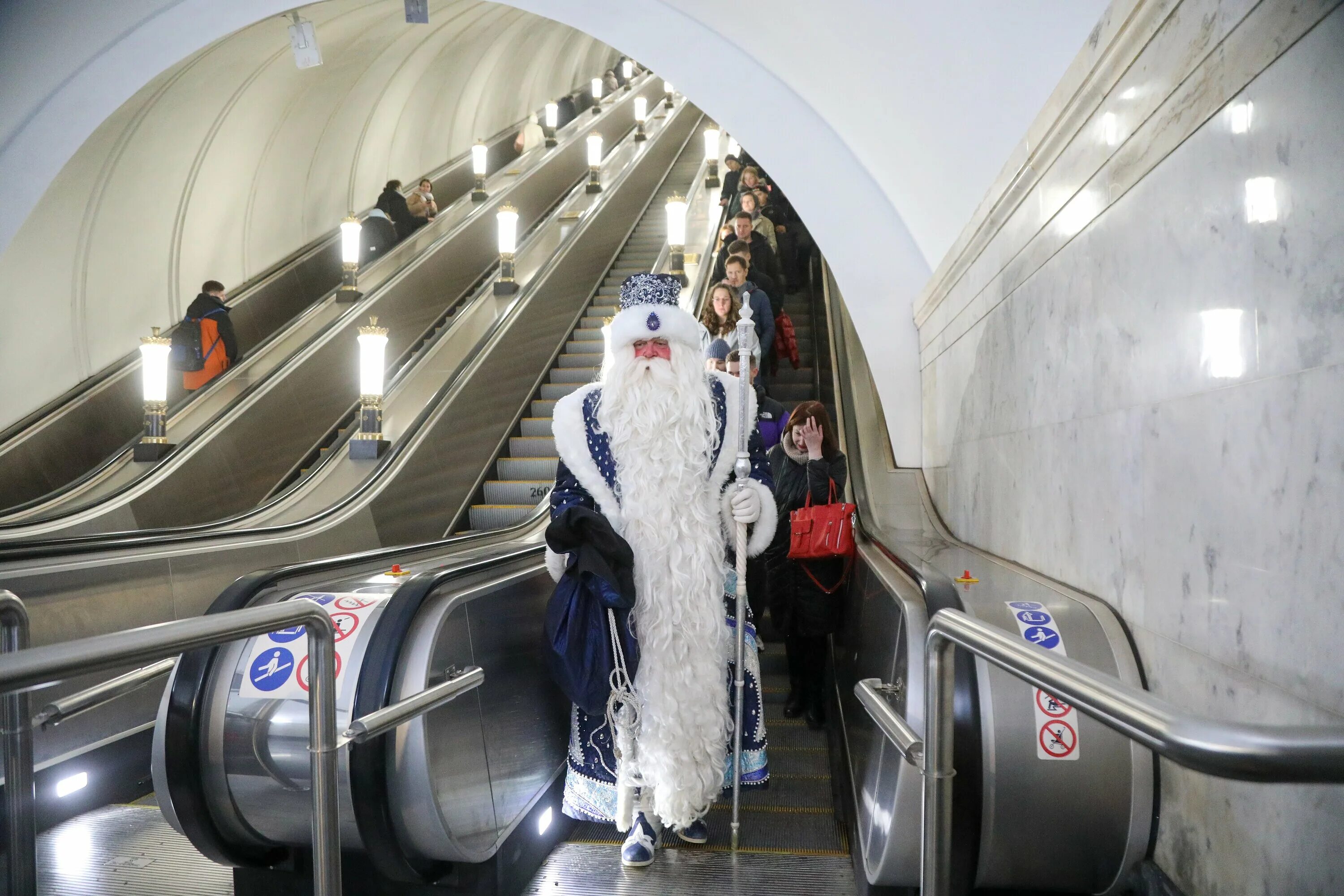 Метро новый год. Новогодний вагон москва. Новогодний метрополитен. Новогодний поезд еж3. Новогодний поезд метро 2022.