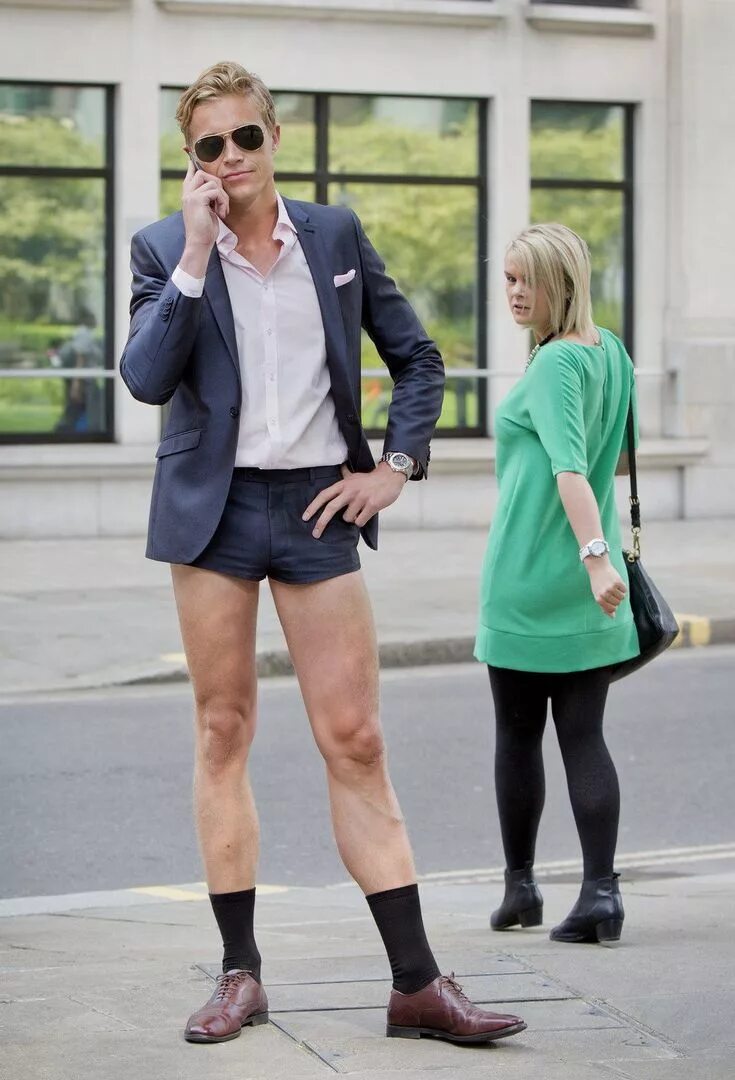 Бесстыжие мальчишки. S very short in the. Девушки в спортивных шортах. Мальчики в коротких шортиках. Мальчишки в коротких шортиках.