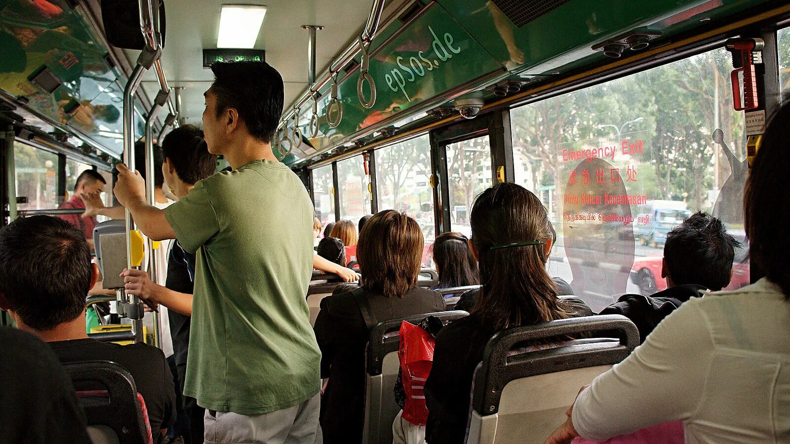 Lose the bus. Автобус. Салон автобуса с пассажирами. Люди в автобусе. Пассажиры в автобусе.