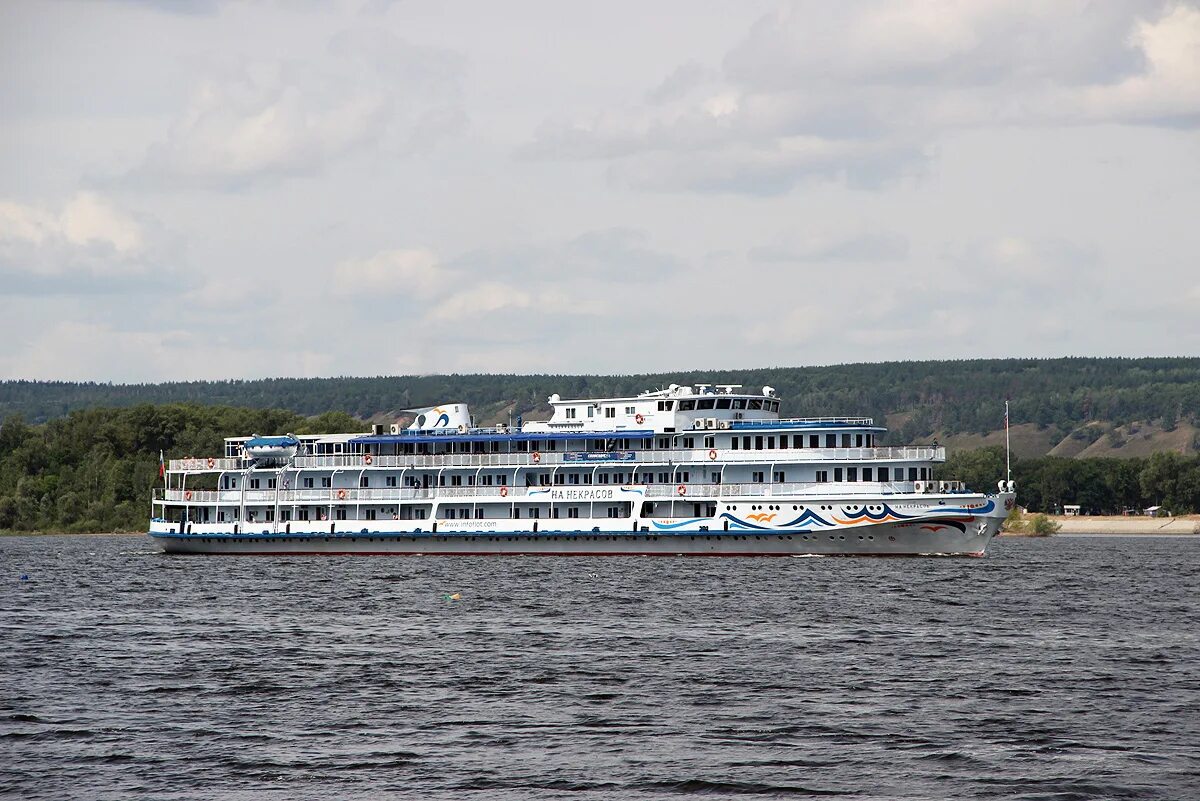 Отзывы о круизе на теплоходе. Теплоход адмирал спб. Фурманов теплоход круиз. Корабль некрасов. Лев толстой корабль круизный.