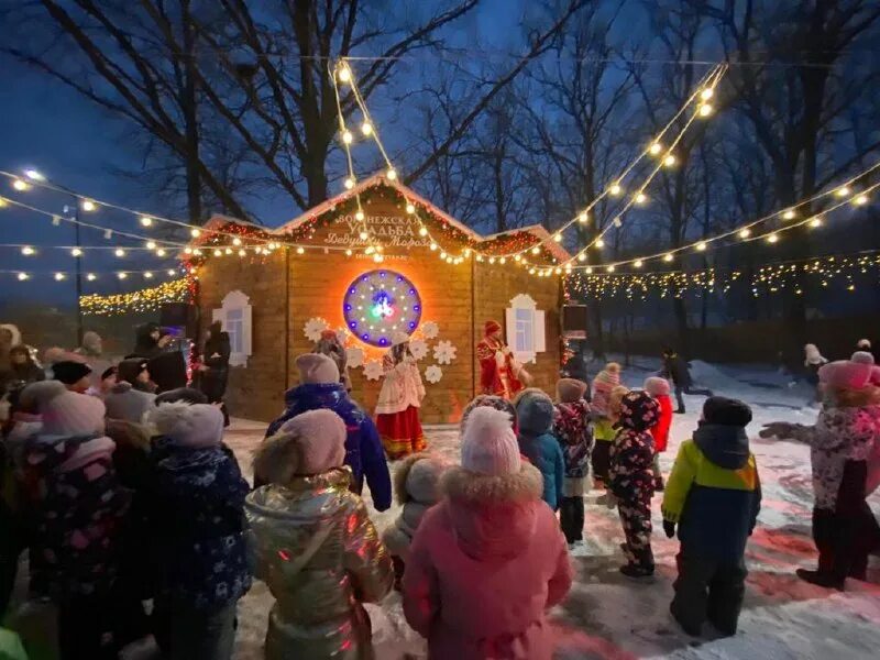 Воронежская усадьба деда мороза. Усадьба деда мороза в парке олимпийской деревни. Усадьба деда мороза в парке олимпийской деревни. Московская усадьба деда мороза летом. Шуршик усадьба деда мороза.
