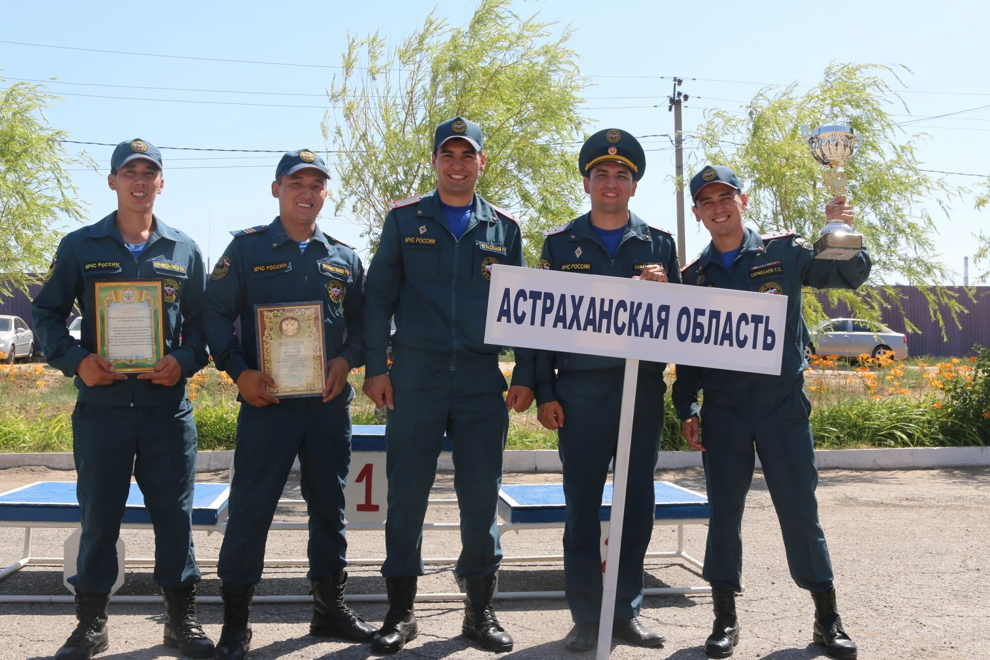 Астраханский сфр. МЧС России Астрахань. Сотрудник МЧС. ГУ МЧС по Астраханской области. Пожарно-спасательная служба Астраханской области ГУ МЧС России.