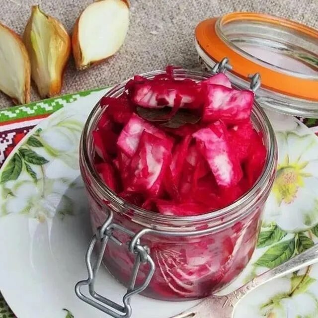 Капуста пелюстка со свеклой быстрого. Пелюстка рецепт со свеклой в банке. Пилюска из капусты со свеклой быстрого приготовления. Пелюстка со свеклой. Капуста маринов со свеклой.