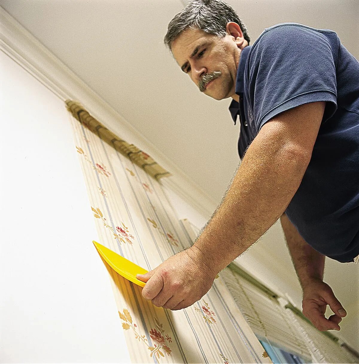 Процесс поклейки обоев. Технология оклеивания поверхности обоями стен. Переклейка обоев с натяжными потолками. Оклеивание стен обоями. Стеновые панели на жидкие гвозди.