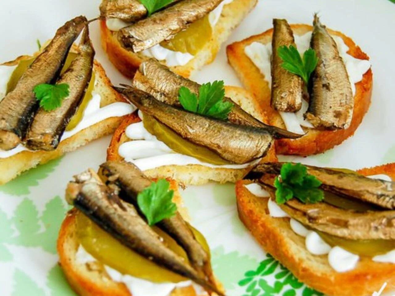 Тостовый хлеб со шпротами. Бутер со шпротами. Бутерброды со шпротами сыром и чесноком майонезом. Брускетты со шпротами. Бутерброды со шпротами и сыром и чесноком.