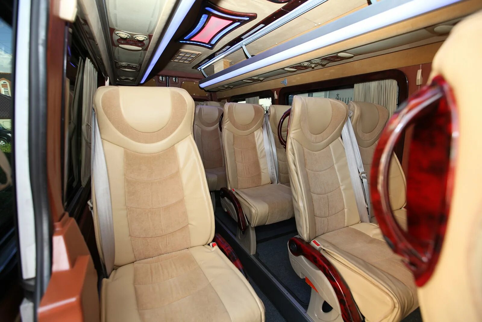 Микроавтобусы мерседес салон. Mercedes sprinter салон. мерседес спринтер пассажирский салон. микроавтобус мерседес спринтер салон. мерседес спринтер пассажирский люкс.