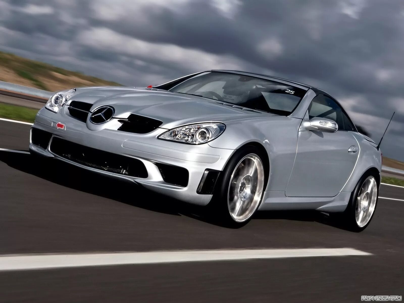 Слк телефон. Mercedes-benz slk-class 2005. Мерседес слк 200 купе. Слк телефон. Серебристый мерседес спортивный.