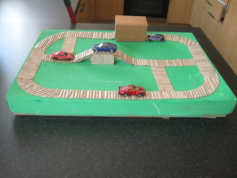 Дорога для машинок для детей своими руками. Дорожки для машинок. Сделай дорогу сам. Гоночная трасса для дачи. Картонная дорога для машинок.