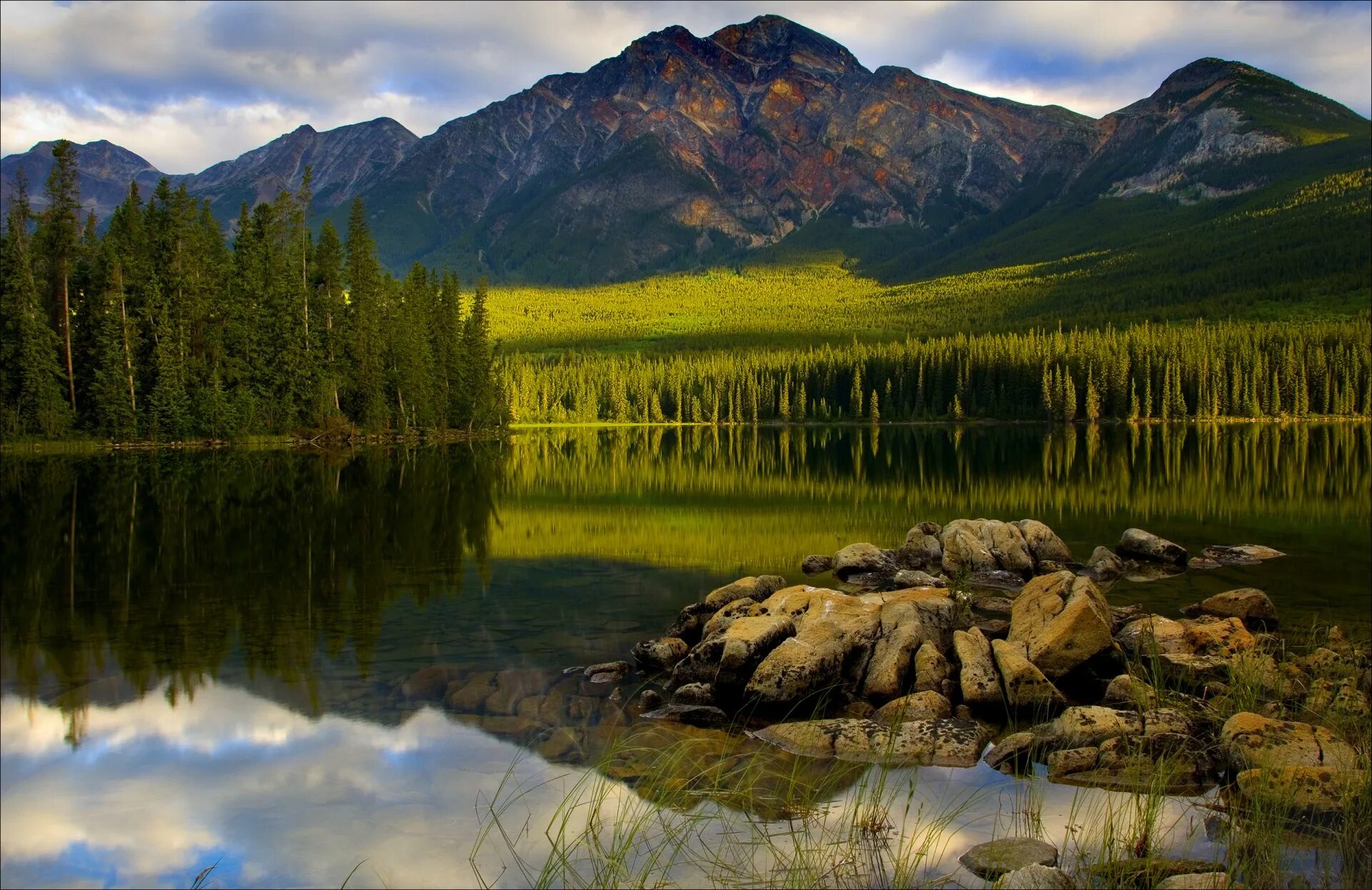Горное озеро отличается особенной красотой. Национальный парк джасперанады. Канада, Джаспер, озеро. Национальный парк Джаспер Канада фото.