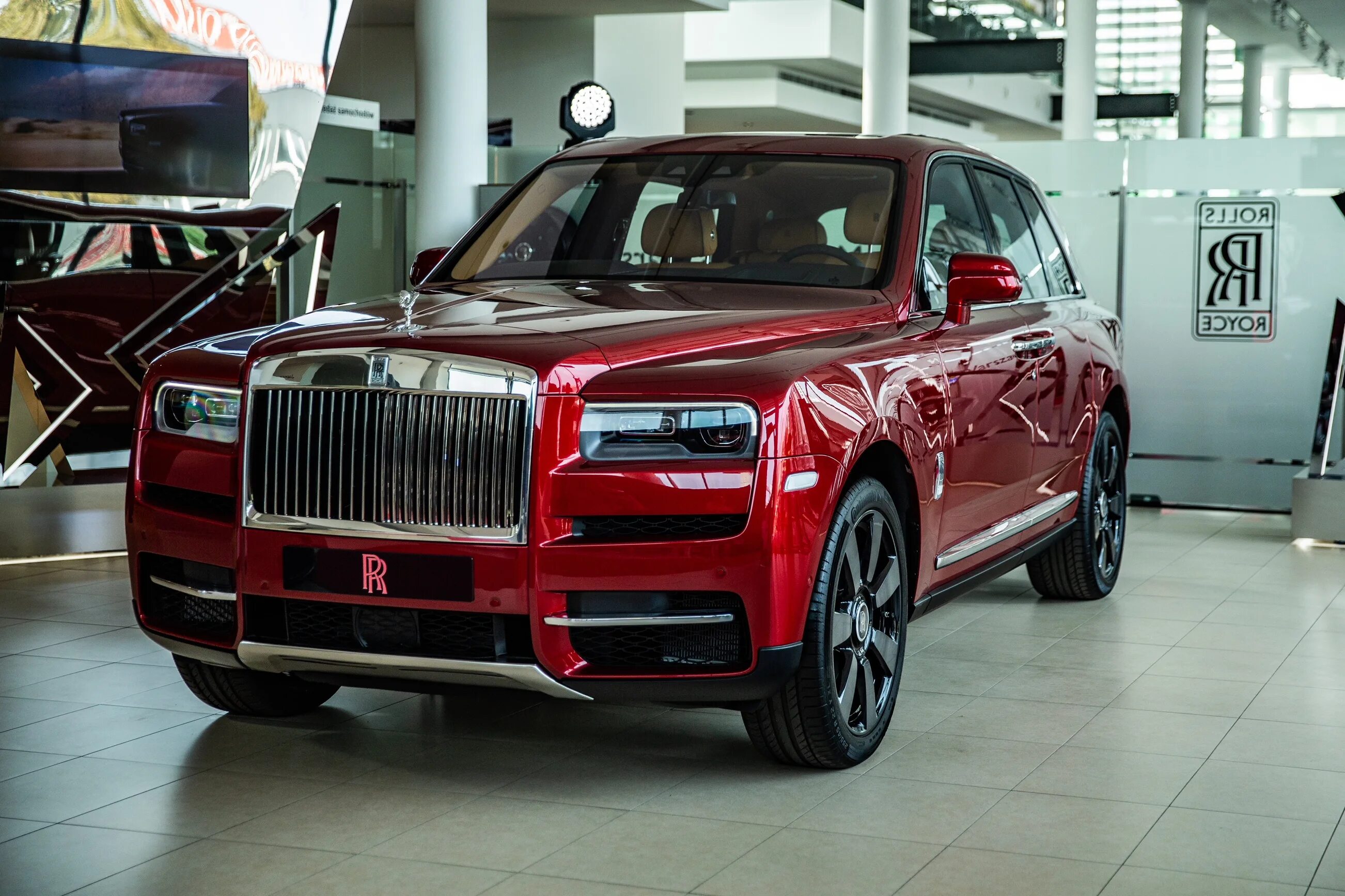 Роллс промокод. Роллс Ройс. Внедорожник Rolls-Royce Cullinan. Роллс Ройс кроссовер. Джип Rolls Royce Cullinan.