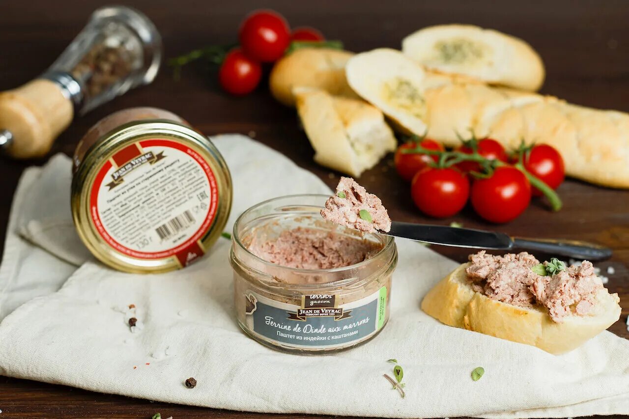 Паштет с печенью индейки. Паштет из печени индейки. Подача паштета с гренками. Паштет из кроличьей печени. Паштет с гренками.