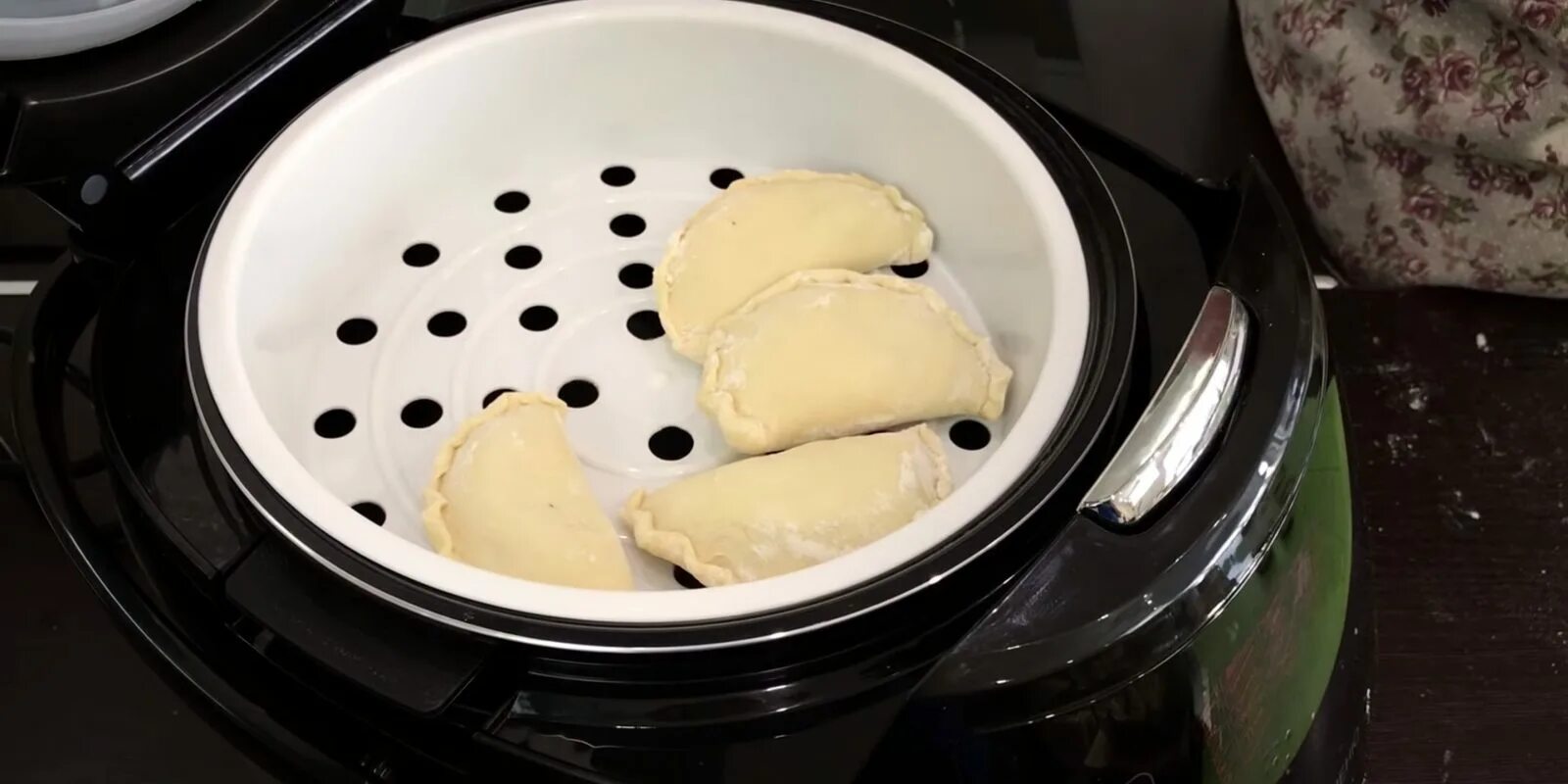 вареники на пару сколько. приспособление для варки вареников на пару. пельмени на пару в мультиварке. вареники в мультиварке. вареники с творогом на пару.