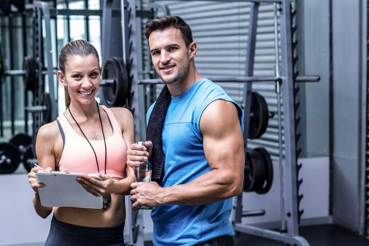 Персональные тренировки в тренажерном зале. Тренер в зале. Занятия с тренером. Занятия в зале. Персональные тренировки в тренажерном зале.