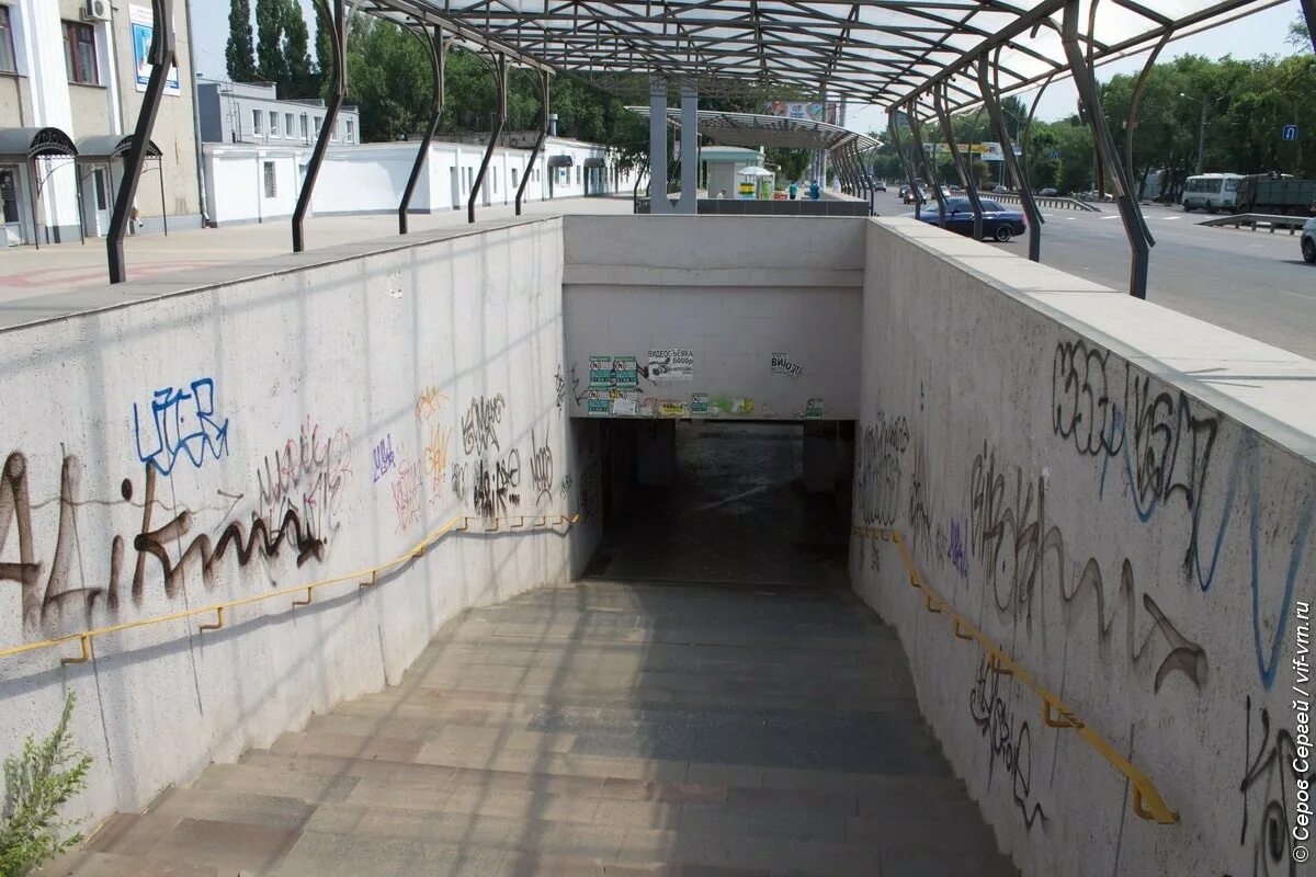 Станция делиси (метро тбилиси). Тбилиси уличные музыканты. Станция метро варкетили в тбилиси. Город тбилиси грузия подземный переход. Город тбилиси грузия подземный переход.