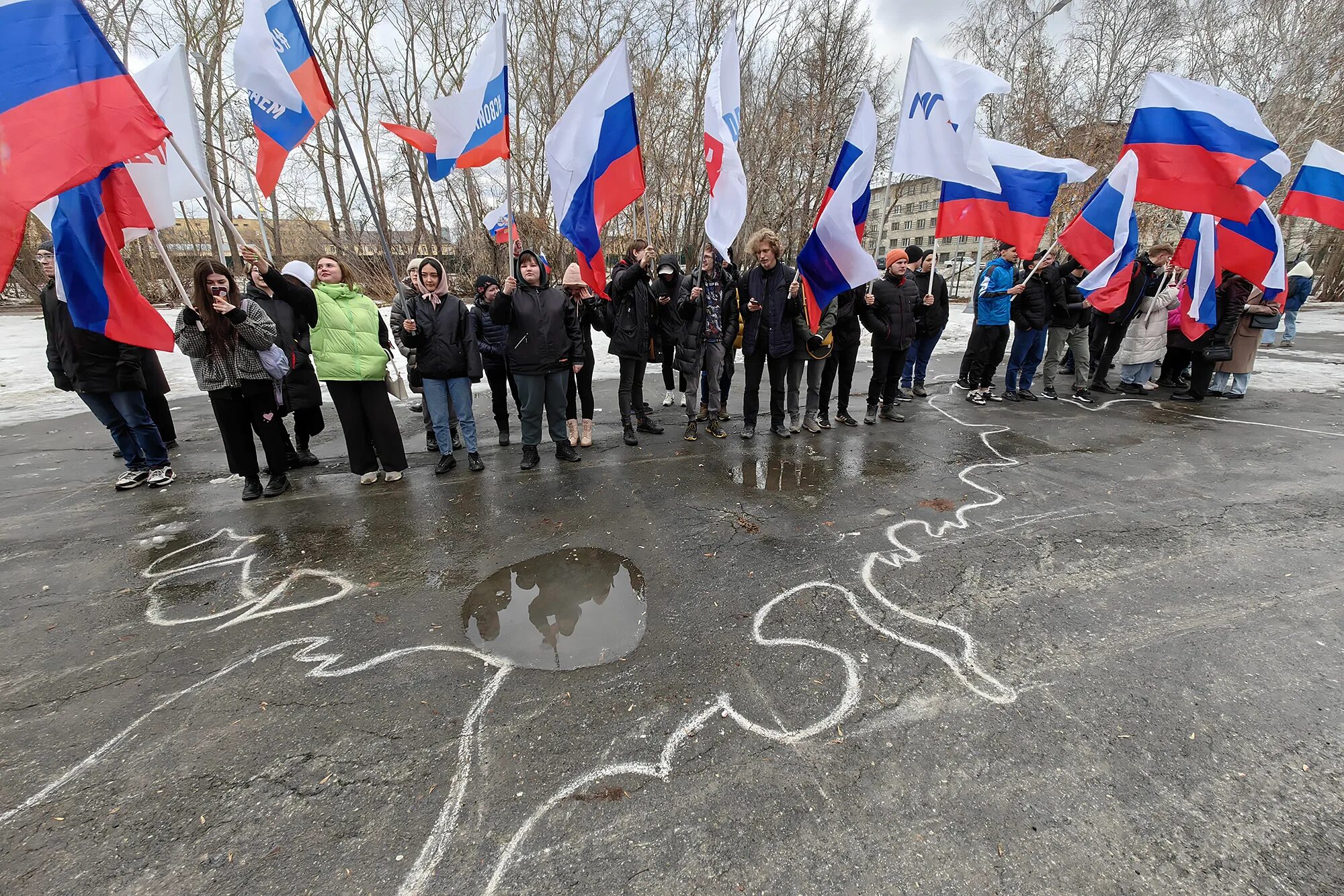 Флешмоб ко дню воссоединения крыма. Флешмоб воссоединение Крыма с Россией. Флешмобы ко Дню воссоединения Крыма с Россией. С днем России фото.