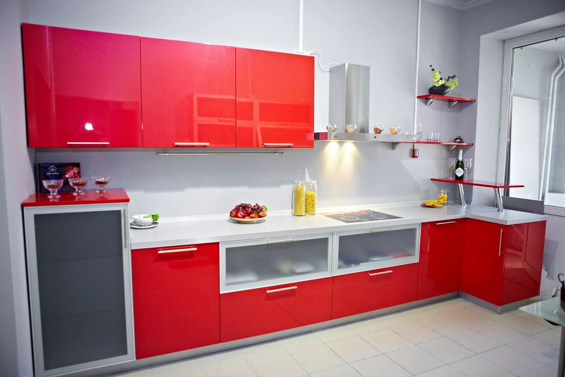 Кухня матовая или глянцевая отзывы. Фасады для кухни. Кухонный гарнитур красный металлик. Глянцевые кухни. Красная глянцевая кухня.